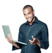 homme métiss ordinateur portable