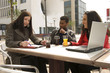 Femme à la terrasse d'un café lisant un contrat