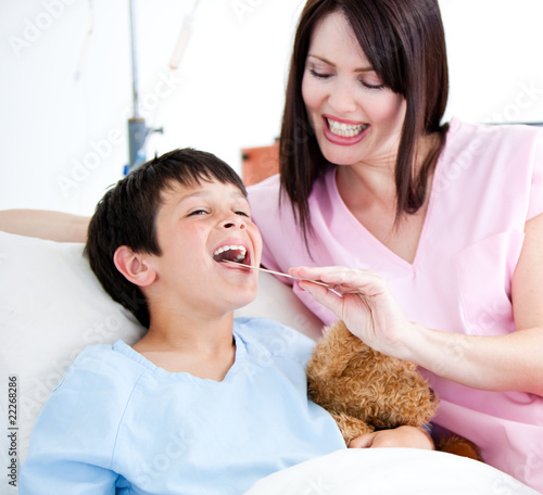 Foto: Cheerful little boy attending a medical exam Cheerful little boy attending a medical exam