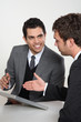 zwei männer dynamisches team business besprechnung