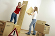 Umzug - 2 Frauen bauen einen Schrank zusammen Umzug - 2 Frauen bauen einen Schrank zusammen