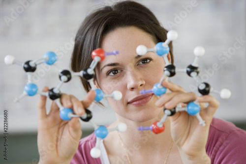Foto: Hispanic woman holding molecular model Hispanic woman holding molecular model