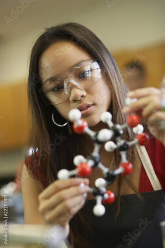 Foto: Asian teenaged girl in science class Asian teenaged girl in science class