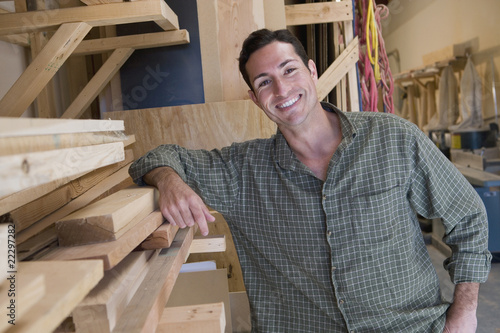 Foto: Hispanic man in wood shop Hispanic man in wood shop