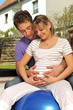 Foto: Schwangere Frau und werdender Vater mit Gymnastikball Schwangere Frau und werdender Vater mit Gymnastikball