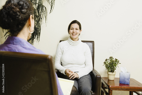 Foto: Hispanic woman at therapy session Hispanic woman at therapy session
