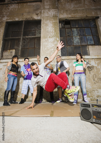 Foto: Alternative friends break dancing in urban setting Alternative friends break dancing in urban setting