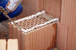 Plan Ziegel wird mit Dry-Fix geklebt
