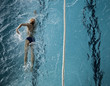 Schwimmtraining der Sportler im Hallenbad