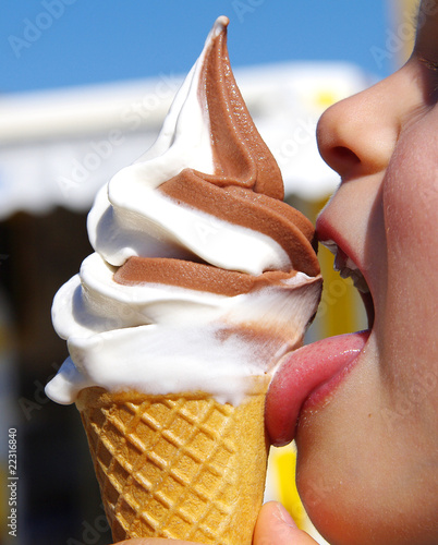Foto: Kind leckt am Softeis Kind leckt am Softeis