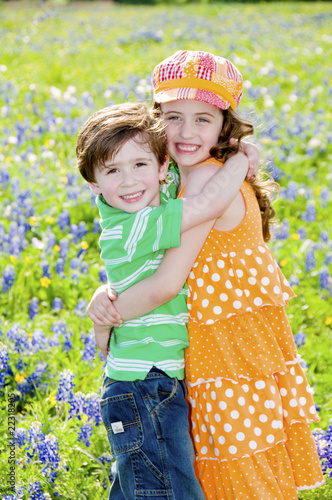 Foto: Two Children Hugging in a Field of Flowers Two Children Hugging in a Field of Flowers