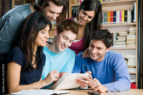 Foto: Students studying and working together Students studying and working together
