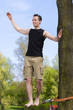 Foto: Mann auf Slackline Mann auf Slackline