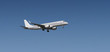 Flugzeug vor blauem Himmel