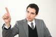 Junger Mann Business zeigt mit dem Finger