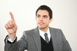 Junger Mann Business zeigt mit dem Finger