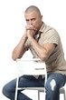 jeune homme regardant et analysant