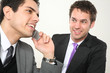 Foto: zwei business männer dynamisches team telefon zwei business männer dynamisches team telefon