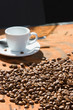 kaffee mit kaffeebohnen auf holztisch