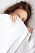 lachende Frau im Bett