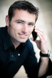 homme caucasien / européen téléphone portable