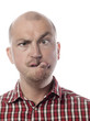 jeune homme louchant grimace avec la bouche