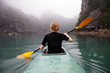 Mädchen im Kajak in der nebligen Halong Bucht