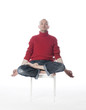 jeune homme position lotus sur une chaise méditation