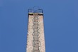 Schornstein vor blauem Himmel
