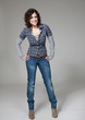 Foto: Frau mit Jeans und karrierter Bluse Frau mit Jeans und karrierter Bluse