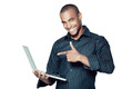 homme métiss ordinateur portable