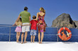famiglia che ammira il panorama dalla barca