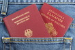 Foto: Zwei Reisepässe in Jeanstasche Zwei Reisepässe in Jeanstasche