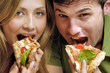 coppia che mangia la pizza