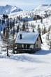 chalet sous la neige