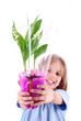 1er Mai - Enfant offrant un pot de Muguet 1er Mai - Enfant offrant un pot de Muguet