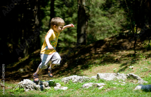 Foto: bambino felice che salta bambino felice che salta
