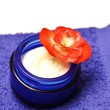 Cremedose mit Blüte