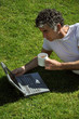Foto: uomo col computer nel parco uomo col computer nel parco