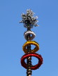 Geschmückter Maibaum vor blauen Himmel