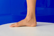 Fuss, Frauenfuss vor blau