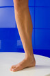 Bein, Frauenfuss vor blau