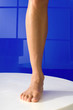 Bein, Frauenfuss vor blau