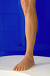 Bein, Frauenfuss vor blau