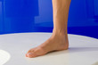 Bein, Frauenfuss vor blau