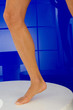 Bein, Frauenfuss vor blau