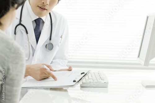 Photo: 患者に説明する医者 患者に説明する医者