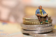 auf Geld sitzen