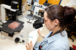 Femme en laboratoire