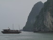 Barco en la bahía de Ha Long en Vietnam